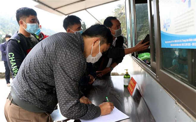 'Căng mình' chặn dịch COVID-19 từ đường mòn lối mở biên giới ảnh 2