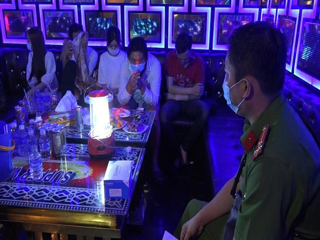 Cơ quan Công an tỉnh Bến Tre bắt quả tang 26 đối tượng sử dụng ma túy trong quán karaoke. (Nguồn: TTXVN phát) Bắt quả tang 26 đối tượng sử dụng ma túy trong quán karaoke ảnh 1
