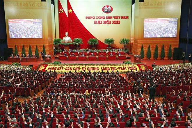 Các đại biểu biểu quyết, thông qua Nghị quyết Đại hội XIII của Đảng. (Nguồn: TTXVN) Hành động để đưa Nghị quyết Đại hội XIII của Đảng vào cuộc sống ảnh 1