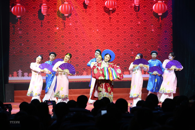 Một tiết mục tại Gala chào Năm mới và trao giải Festival nghệ thuật hữu nghị quốc tế do Liên hiệp các tổ chức hữu nghị thành phố Hà Nội phối hợp tổ chức. (Ảnh: Nguyễn Cúc/TTXVN) Đối ngoại nhân dân: Quảng bá hình ảnh Việt Nam nhân ái và kiên cường ảnh 2