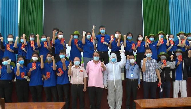 Chủ tịch tỉnh Bình Dương vào vùng cách ly thăm hỏi người dân ảnh 1