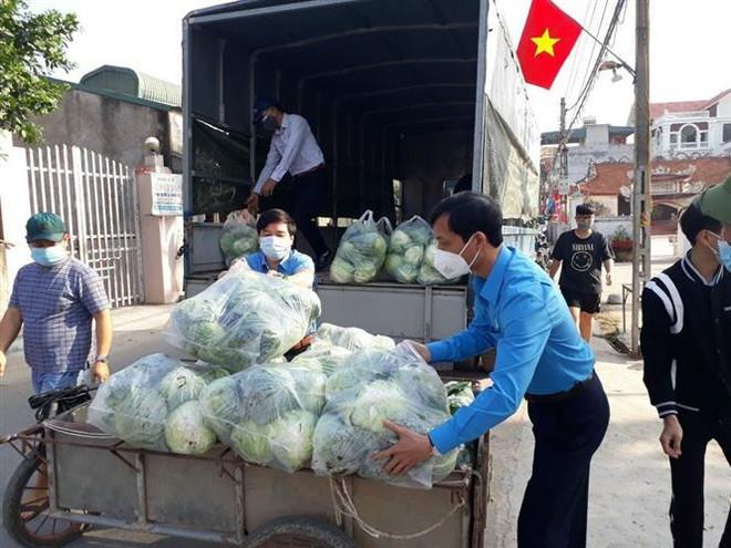 Cán bộ Liên đoàn Lao động tỉnh Hải Dương vận chuyển hàng ủng hộ công nhân ở Cẩm Giàng (Hải Dương). (Ảnh: Mạnh Minh/TTXVN) Hải Dương không để công nhân trong các khu phong tỏa thiếu thốn ảnh 1