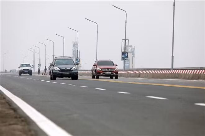 Ra quân làm nhiệm vụ kiểm soát tải trọng xe tại cầu Thăng Long ảnh 1