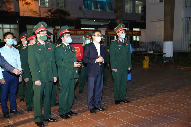 Phó Thủ tướng Vũ Đức Đam chúc Tết người trong khu cách ly vào đêm 30 ảnh 1