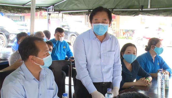 Chủ tịch tỉnh Bình Dương vào vùng cách ly thăm hỏi người dân ảnh 2