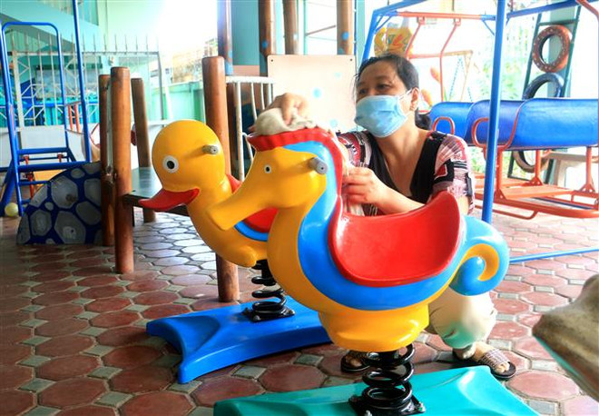 (Ảnh: Lê Thúy Hằng/TTXVN) Đảm bảo an toàn phòng, chống dịch COVID-19 khi học sinh trở lại trường ảnh 2