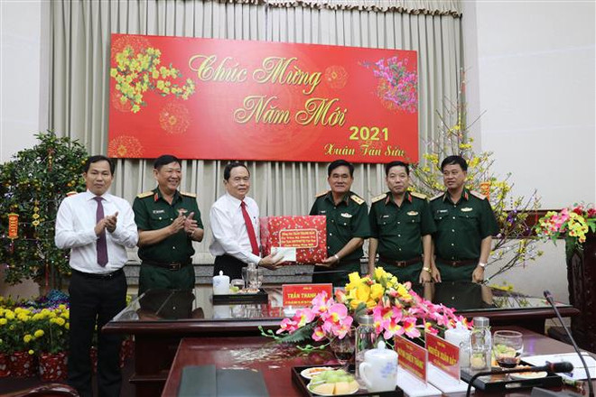 Ông Trần Thanh Mẫn tặng quà tết cho Bộ Tư lệnh Quân khu 9. (Ảnh: Ngọc Thiện/TTXVN) Ông Trần Thanh Mẫn thăm, chúc Tết Bộ Tư lệnh Quân khu 9 ảnh 2