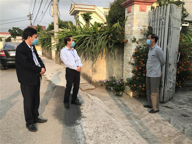 Cán bộ tuyên truyền phòng dịch tại xóm 7 thôn Ngọc Hòa, xã Vĩnh Hòa, Ninh Giang, Hải Dương. (Ảnh: Tiến Vĩnh/TTXVN) Hải Dương sẽ lập tổ 'An toàn COVID' tại các cơ quan, đơn vị ảnh 1
