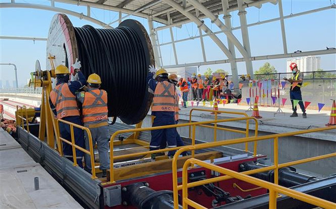 Thi công hạng mục cấp điện cho toàn tuyến metro số 1. (Ảnh: Tiến Lực/TTXVN) Thi công hạng mục cấp điện toàn tuyến metro Bến Thành-Suối Tiên ảnh 1