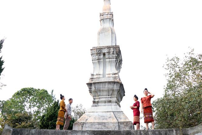 Đồng bào dân tộc Lào đến tháp Mường Và (xã Mường Và, huyện Sốp Cộp) để cầu bình an, may mắn trong dịp Năm mới. (Ảnh: Hữu Quyết/TTXVN) Rộn ràng sắc Xuân trên các bản ở huyện vùng biên Sơn La ảnh 2