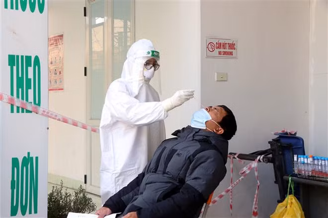 Hàng trăm lái xe vận tải ở Hải Dương lấy mẫu xét nghiệm SARS-CoV-2 ảnh 1