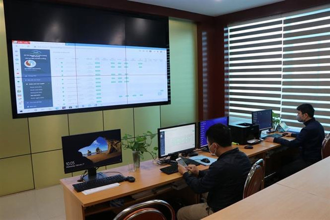 Tại Sở Tài nguyên và Môi trường Hải Dương, chỉ có 15 cán bộ, nhân viên đến trụ sở trực các công việc cần thiết, còn lại, người lao động làm việc trực tuyến tại nhà. (Ảnh: Mạnh Minh/TTXVN) Hải Dương: Công sở vắng vẻ, các chốt kiểm dịch kiểm soát chặt chẽ ảnh 1