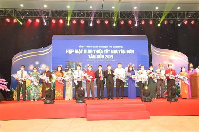 Tỉnh Bình Dương tuyên dương các điển hình tiêu biểu trong tuyến đầu phòng chống dịch COVID-19. (Ảnh: Chí Tưởng/TTXVN) Bình Dương dỡ bỏ phong tỏa tại chung cư Ehome 4 trong đêm Giao thừa ảnh 2