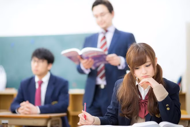 Nhiều trường trung học ở Tokyo cấm học sinh để tóc xoăn, nhuộm tóc ảnh 1