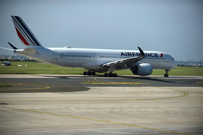 Máy bay của Hãng hàng không Air France tại sân bay Charles de Gaulle ở Paris, Pháp ngày 12/5/2020. (Nguồn: AFP/TTXVN) Air France-KLM và Airbus thông báo thua lỗ nặng do dịch COVID-19 ảnh 1