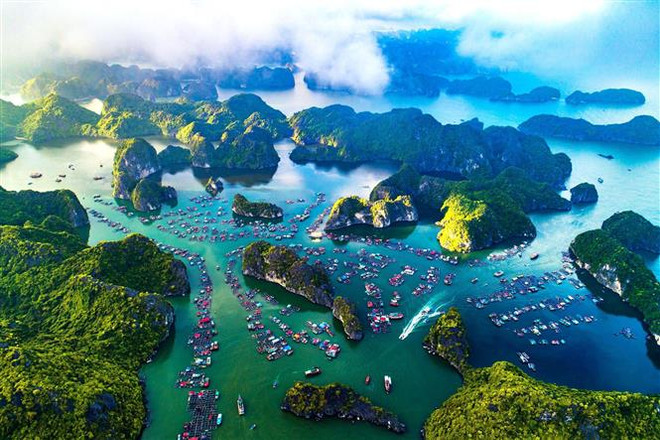Quần đảo Cát Bà góc nhìn từ trên cao. (Nguồn: TTXVN) Hải Phòng: Tạm dừng đón khách du lịch đến Cát Bà từ 18/2 ảnh 1
