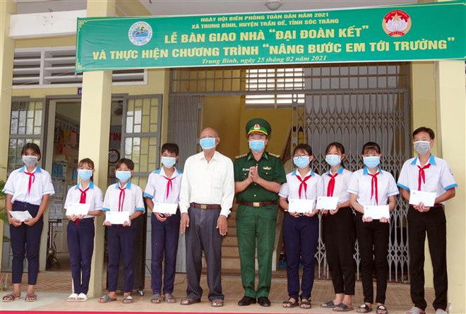 Lãnh đạo Bộ đội Biên phòng Sóc Trăng và Hội Khuyến học Sóc Trăng trao học bổng cho học sinh nghèo vùng biển. (Ảnh: Trung Hiếu/TTXVN) Sóc Trăng: Tặng nhà, học bổng cho hộ nghèo, học sinh vùng biển ảnh 2