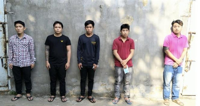 Bắt 5 đối tượng chống người thi hành công vụ để giật lại hàng hóa lậu ảnh 1