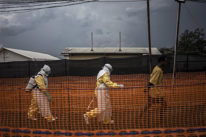 Nhân viên y tế hỗ trợ bệnh nhân nhiễm virus Ebola tại một cơ sở y tế ở Bunia, Cộng hòa Dân chủ Congo ngày 7/11/2018. (Nguồn: AFP/TTXVN) WHO: Thêm 1 ca tử vong do Ebola ở Cộng hòa Dân chủ Congo ảnh 1