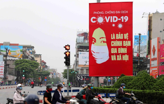 Tranh cổ động tấm lớn được đặt ở các điểm nút giao thông của Hà Nội. (Ảnh: Thanh Tùng/TTXVN) Đối ngoại nhân dân: Quảng bá hình ảnh Việt Nam nhân ái và kiên cường ảnh 1