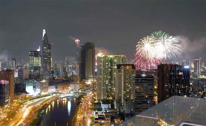 Thành phố Hồ Chí Minh bắn pháo hoa dịp Tết dương lịch 2021. (Ảnh: Thanh Vũ/TTXVN) Thành phố Hồ Chí Minh không bắn pháo hoa dịp Tết Tân Sửu ảnh 1
