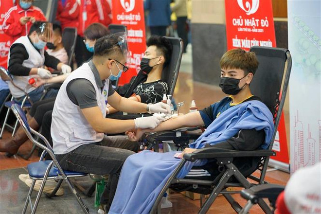 Các bạn trẻ tham gia hiến máu trong ngày hội Chủ nhật Đỏ lần thứ 13 - năm 2021. (Nguồn: TTXVN phát) Hơn 50 lịch hiến máu bị hủy, kho máu đứng trước nguy cơ cạn kiệt ảnh 1