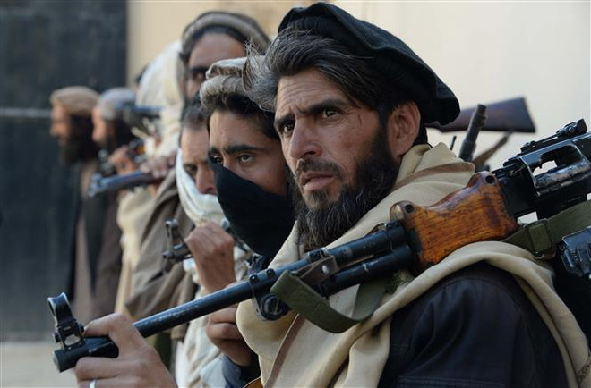 Các tay súng Taliban tại Jalalabad, Afghanistan. (Nguồn: AFP/TTXVN) Những thách thức đối với tiến trình hòa bình, chính trị ở Afghanistan ảnh 2