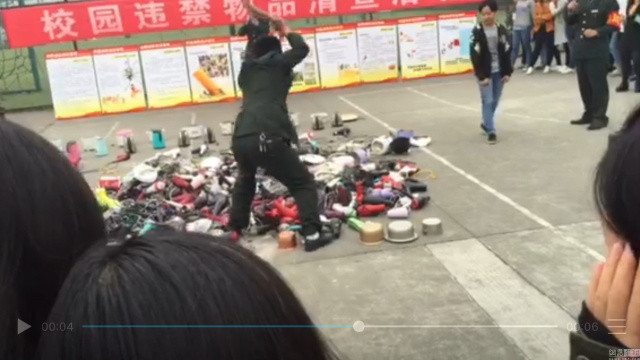 (Nguồn: shanghaiist.com) Nhà trường gây sốc vì đập nát nhiều vật cấm thu từ ký túc xá ảnh 2