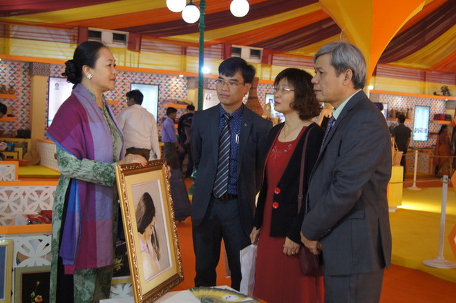 Đại sứ Tôn Sinh Thành tham quan gian hàng của nghệ nhân Việt Nam. (Ảnh: Đăng Chính/Vietnam+) Việt Nam tham dự Hội chợ Thương mại quốc tế lần thứ 36 tại Ấn Độ ảnh 1