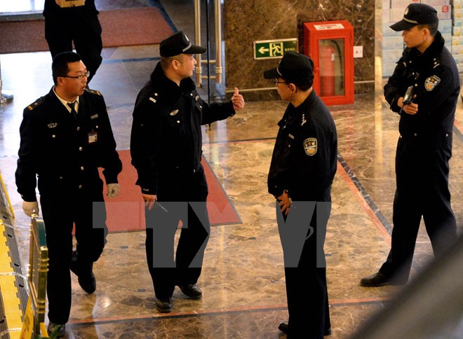 Cảnh sát Trung Quốc. (Nguồn: AFP/TTXVN) Doanh nhân Trung Quốc bị truy nã ra đầu thú sau 15 năm trốn chạy ảnh 1