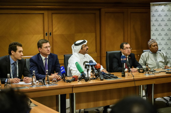 Bộ trưởng Năng lượng Nga Alexander Novak (thứ hai, trái), Chủ tịch OPEC Mohammed bin Saleh al-Sada (giữa), Bộ trưởng Năng lượng Algeria Noureddine Boutarfa (thứ hai, phải) và Tổng thư ký OPEC Mohammed Barkindo (phải) trong cuộc họp báo tại Hội nghị quốc tế về năng lượng tại Istanbul (Thổ Nhĩ Kỳ) ngày 12/10. (Nguồn: AFP/TTXVN) Các thành viên OPEC đạt thỏa thuận cắt giảm sản lượng dầu mỏ ảnh 1