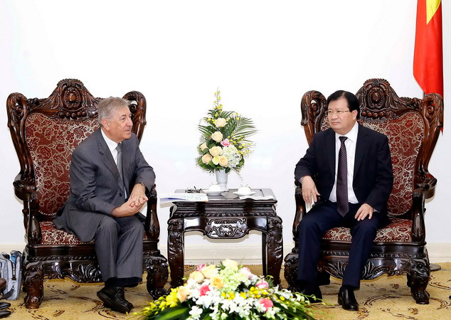 Phó Thủ tướng Trịnh Đình Dũng tiếp Cao ủy về Môi trường của EU Karmenu Vella đang thăm và làm việc tại Việt Nam. (Ảnh: An Đăng/TTXVN) Phó Thủ tướng Trịnh Đình Dũng tiếp Cao ủy về Môi trường của EU ảnh 1