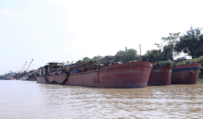 Số tàu khai thác cát trái phép trên sông Hồng bị Phòng Cảnh sát đường thủy (PC68) Công an thành phố Hà Nội bắt giữ tại Cảng Hồng Vân ở huyện Thường Tín ngày 4/11. (Ảnh: Doãn Tấn/TTXVN) Bắt giữ 14 tàu khai thác, vận chuyển cát trái phép trên sông Hồng ảnh 1