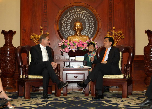 Bí thư Thành ủy thành phố Hồ Chí Minh Đinh La Thăng tiếp ông Burkhard Jung, Thị trưởng thành phố Leipzig, Đức. (Ảnh: Thanh Vũ/TTXVN) Hiện thực hóa các thỏa thuận hợp tác giữa TP Hồ Chí Minh và Leipzig ảnh 1
