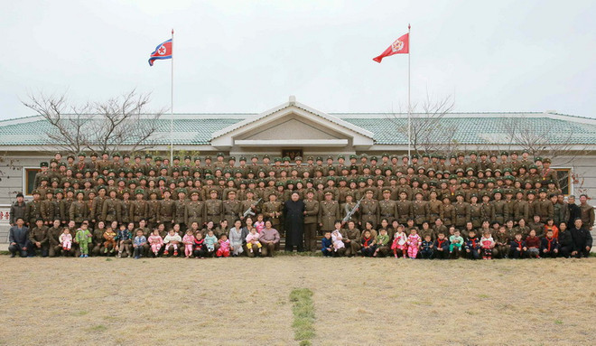 Nhà lãnh đạo Kim Jong Un (giữa, hàng trước) trong chuyến thị sát một đơn vị pháo binh đóng trên đảo Mahap. (Nguồn: Yonhap/TTXVN) Triều Tiên tổ chức một cuộc thi dành cho các nữ xạ thủ ảnh 1