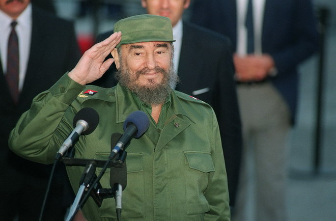 Lãnh tụ Cuba Fidel Castro trò chuyện với báo giới tại sân bay Montevideo, Uruguay ngày 12/10/1995. (Nguồn: AFP/TTXVN) Fidel Castro và con tàu Granma vượt biển trở về Tổ quốc ảnh 2