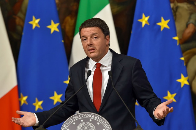 Thủ tướng Italy Matteo Renzi trong cuộc họp báo ở Rome ngày 28/11. (Nguồn: AFP/TTXVN) Nguy cơ Italy tạo nên một “cú sốc" mới đối với châu Âu ảnh 2