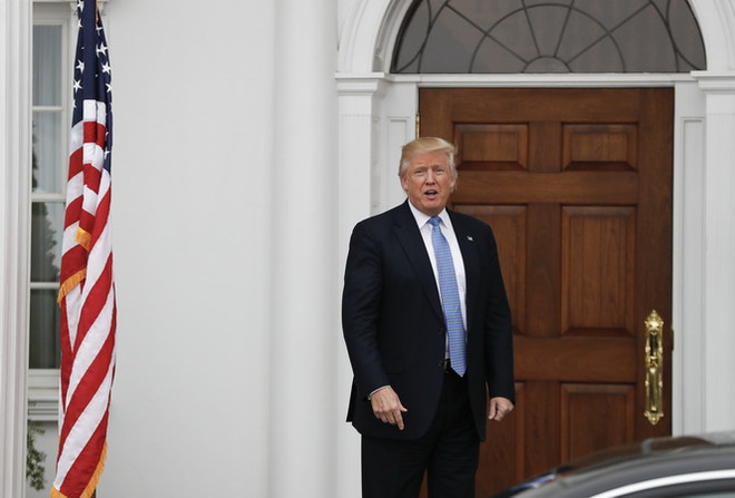 Tổng thống đắc cử Mỹ Donald Trump tại cuộc họp báo ở Bedminster, bang New Jersey ngày 20/11. (Nguồn: AP/TTXVN) Ông Trump có thể gây nguy cơ rạn nứt quan hệ ngoại giao với Anh ảnh 1