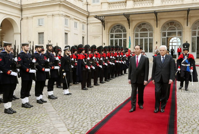 Tổng thống Cộng hòa Italy Sergio Mattarella chủ trì Lễ tiễn Chủ tịch nước Trần Đại Quang và Phu nhân. (Ảnh: Nhan Sáng/TTXVN) Việt Nam coi trọng phát triển quan hệ Đối tác chiến lược với Italy ảnh 1