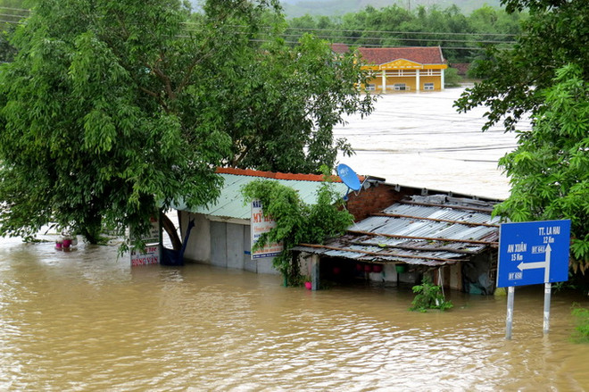 Nước lũ dâng cao, 2 người dân ở Phú Yên bị cuốn trôi ảnh 1