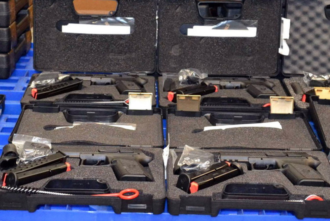 Tịch thu số lượng lớn súng quân dụng tuồn từ Séc về Việt Nam ảnh 1