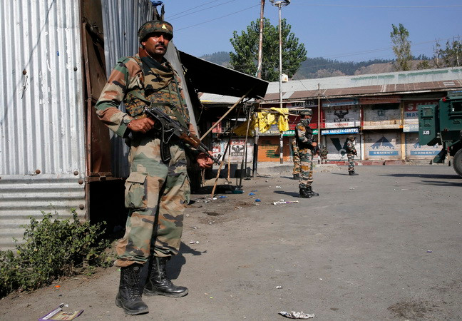 Binh sỹ Ấn Độ làm nhiệm vụ tại khu vực Baramulla, cách Srinagar - thủ phủ mùa Hè của khu vực Kashmir - 50km về phía Bắc ngày 3/10. (Nguồn: EPA/TTXVN) Đụng độ giữa Pakistan và Ấn Độ tại Kashmir gây thương vong binh sỹ ảnh 1