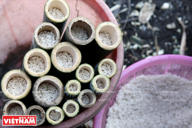 Gạo được cho vào ống nứa. Hướng dẫn cách làm món cơm lam nổi tiếng của người Tây Bắc ảnh 2