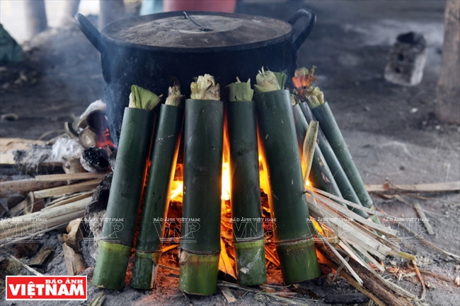 Cơm lam được nướng bằng lửa bếp. Hướng dẫn cách làm món cơm lam nổi tiếng của người Tây Bắc ảnh 3