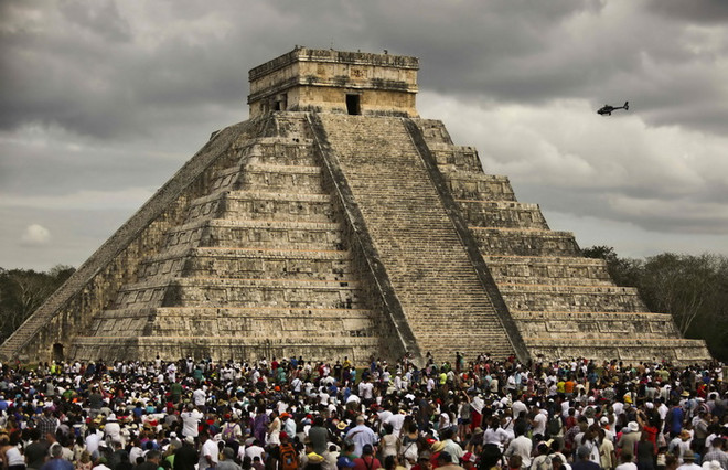 Hàng nghìn du khách thăm quan kim tự tháp Kukulkán ở thành phố cổ Chichén Itzá, bang Yucatan ngày 21/3. (Nguồn: AFP/TTXVN) Phát hiện thêm một kim tự tháp mới tại thành phố cổ ở Mexico ảnh 1