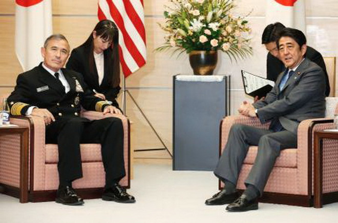 Thủ tướng Nhật Bản Shinzo Abe (phải, trước) trong cuộc gặp Đô đốc Mỹ Harry Harris (trái, trước) tại Tokyo ngày 16/2. (Nguồn: Kyodo/ TTXVN) Mỹ tuyên bố giữ vững cam kết với các đồng minh châu Á ảnh 1