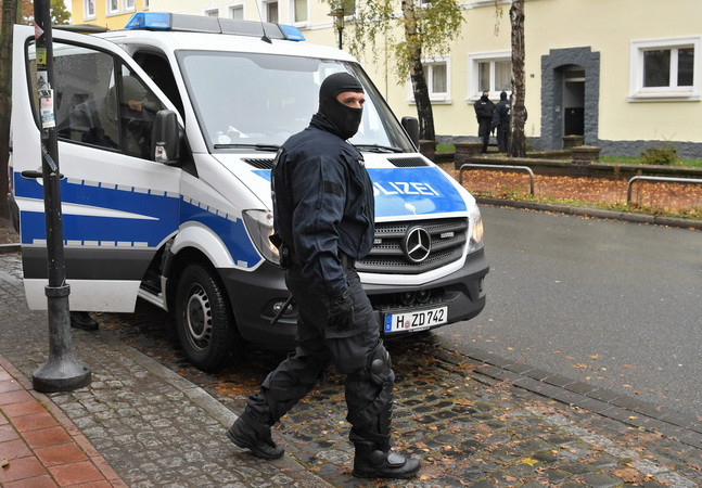 Cảnh sát Đức làm nhiệm vụ tại Hildesheim, miền Trung Đức ngày 8/11. (Nguồn: AFP/TTXVN) Đức bắt giữ một đối tượng tàng trữ vật liệu chế tạo bom ảnh 1
