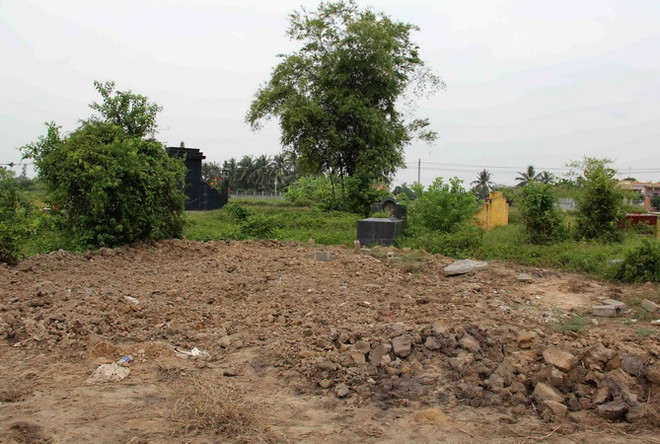 Hàng trăm hài cốt chôn cất trái phép khiến người dân hoang mang ảnh 1