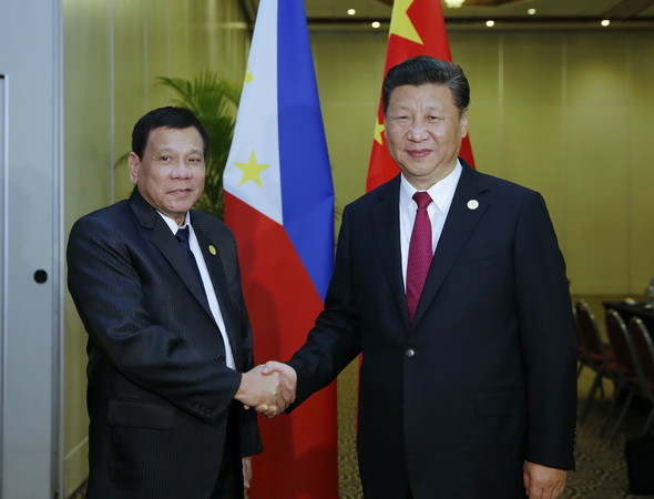 Chủ tịch Tập Cận Bình (phải) và Tổng thống Rodrigo Duterte (trái) tại cuộc gặp bên lề Hội nghị cấp cao APEC ở Peru, Lima ngày 19/11. (Nguồn: THX/TTXVN) Quan hệ Trung Quốc-Philippines thay đổi từ khi ông Duterte nắm quyền ảnh 1