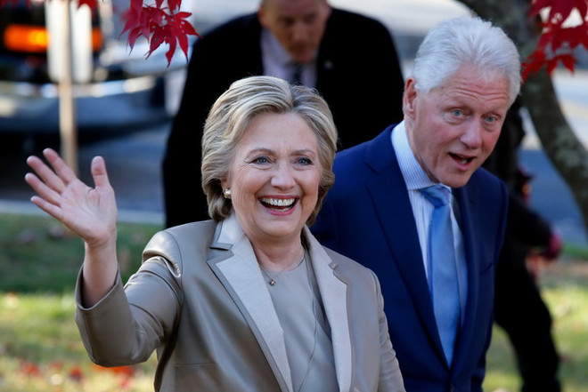 Ứng viên Hillary Clinton (trái) cùng chồng là cựu Tổng thống Bill Clinton sau khi bỏ phiếu bầu tại Chappaqua, New York, ngày 8/11. (Nguồn: AFP/TTXVN) Ông Trump tạm dẫn ở Florida, bà Clinton chiếm ưu thế tại Bắc Carolina ảnh 1